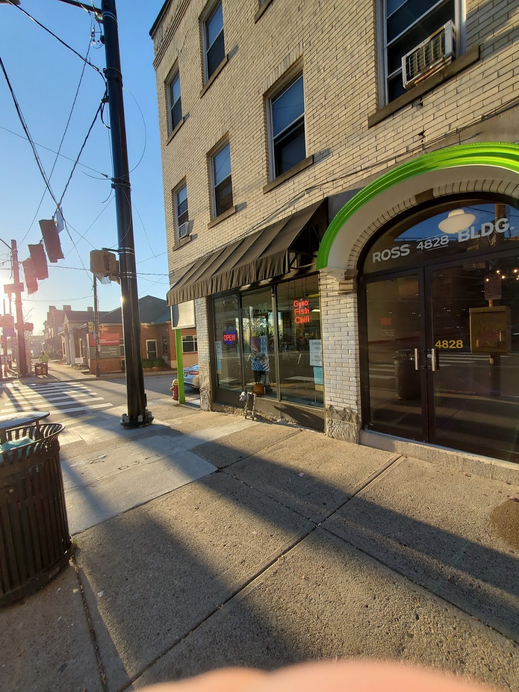 G M Dog NBurger Shoppe | restaurant | 4830 Liberty Ave, Pittsburgh, PA 15224, USA | 4126818276 OR +1 412-681-8276