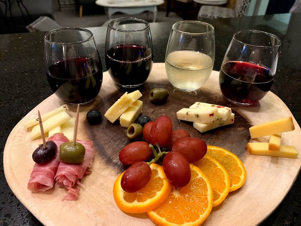 Wine Down Dog | restaurant | 41 Cowlitz St W B, Castle Rock, WA 98611, USA | 2065501451 OR +1 206-550-1451