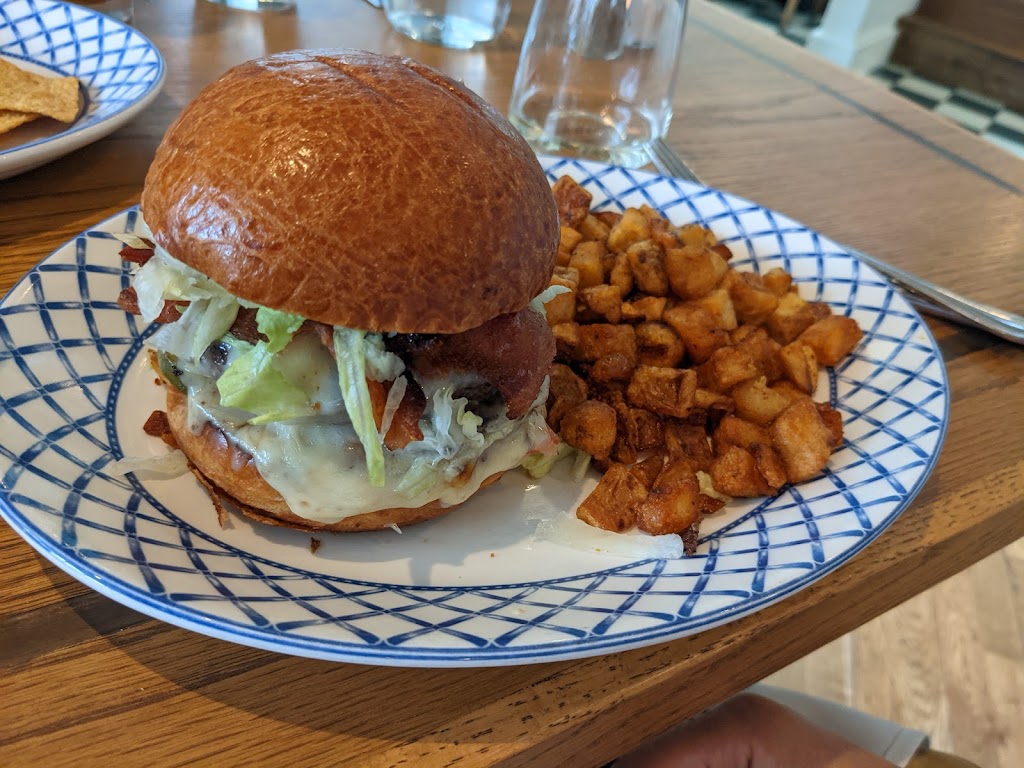 Swift & Sons Tavern & Oyster Bar - Wrigleyville | restaurant | 3600 N Clark St, Chicago, IL 60613, USA | 7733600207 OR +1 773-360-0207