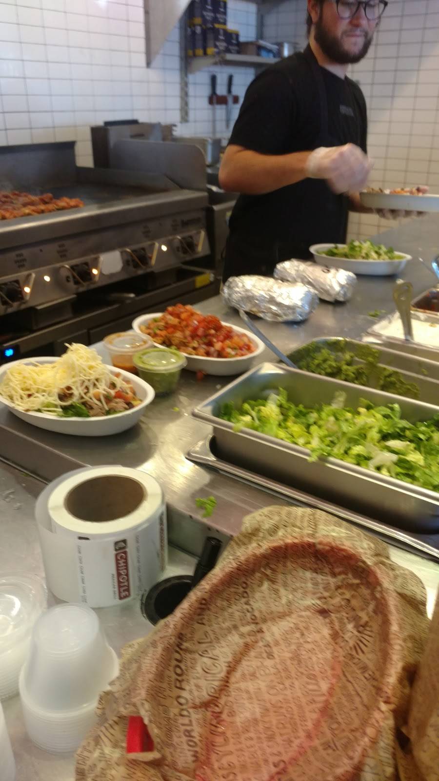 Chipotle Mexican Grill | restaurant | 926 S Willow St, Manchester, NH 03103, USA | 6036242084 OR +1 603-624-2084