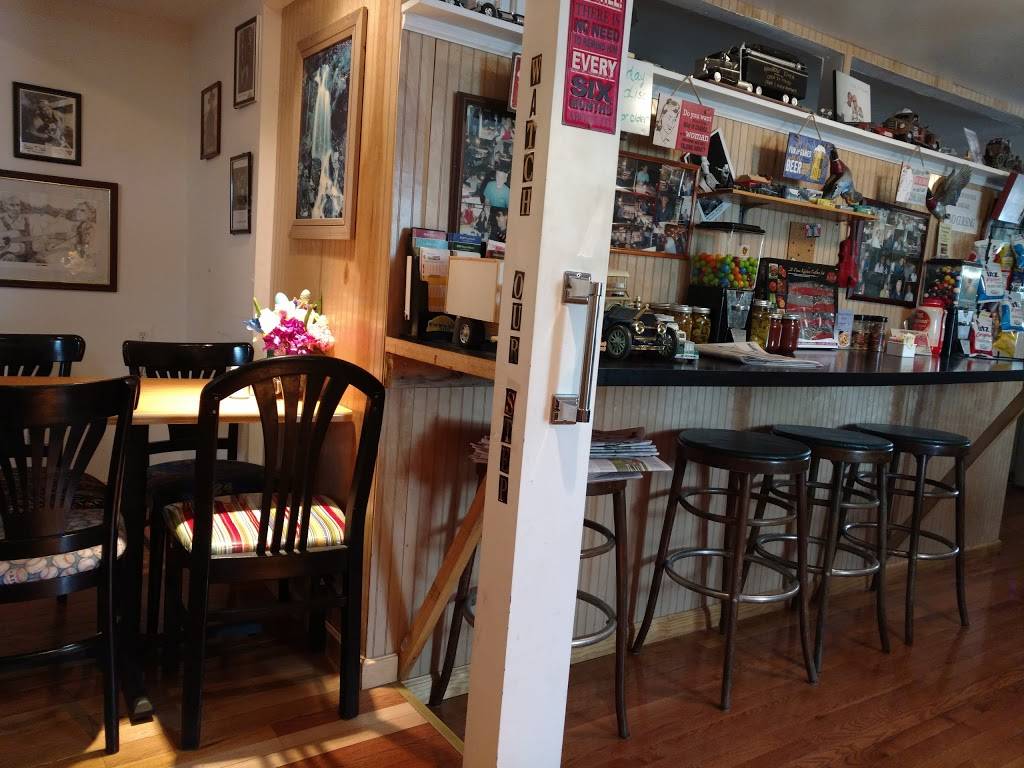 Rainbow Road Club | restaurant | 137 Berryville Pike, Charles Town, WV 25414, USA | 3047253540 OR +1 304-725-3540