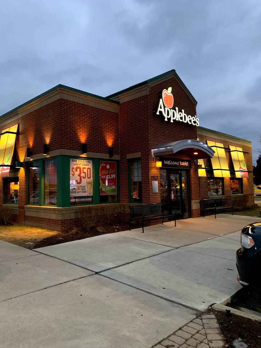 Applebees Grill + Bar | restaurant | 3949 E Grand River Ave, Howell, MI 48843, USA | 5175400611 OR +1 517-540-0611