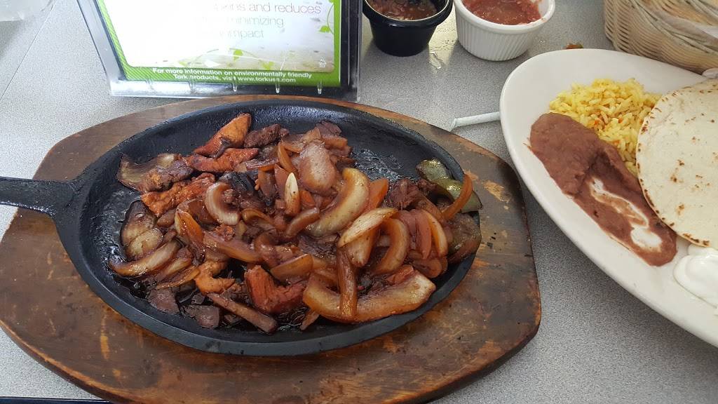 Mami Carmens Restaurante | restaurant | 5604 15th St E, Bradenton, FL 34203, USA | 9417277105 OR +1 941-727-7105