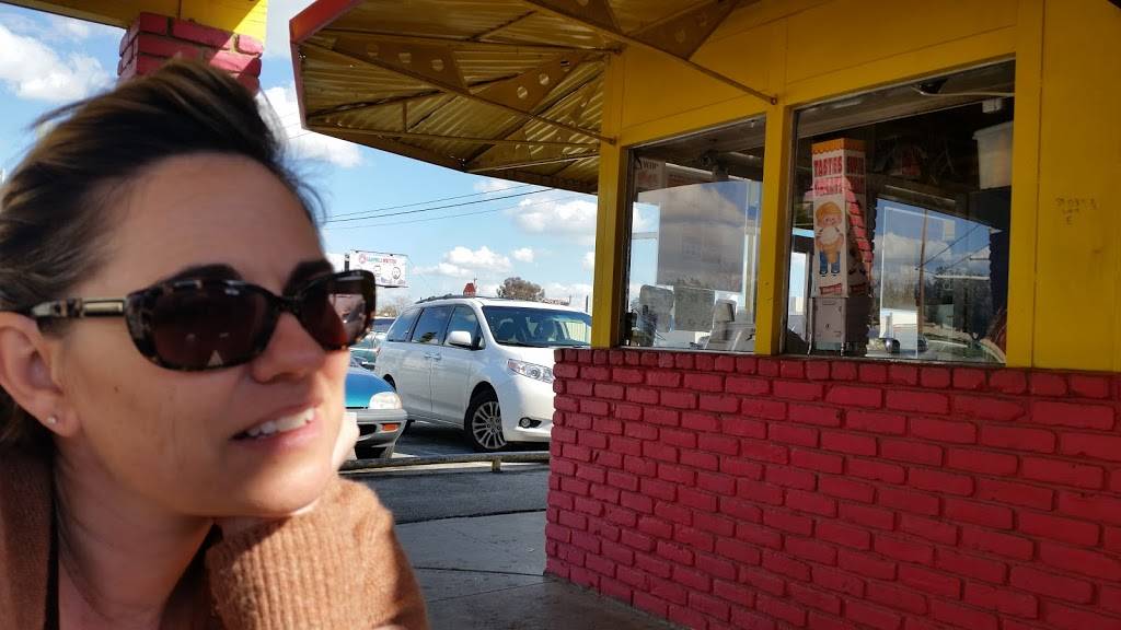 Buckos Jolly Kone Drive In | restaurant | 924 34th St, Bakersfield, CA 93301, USA | 6613221731 OR +1 661-322-1731