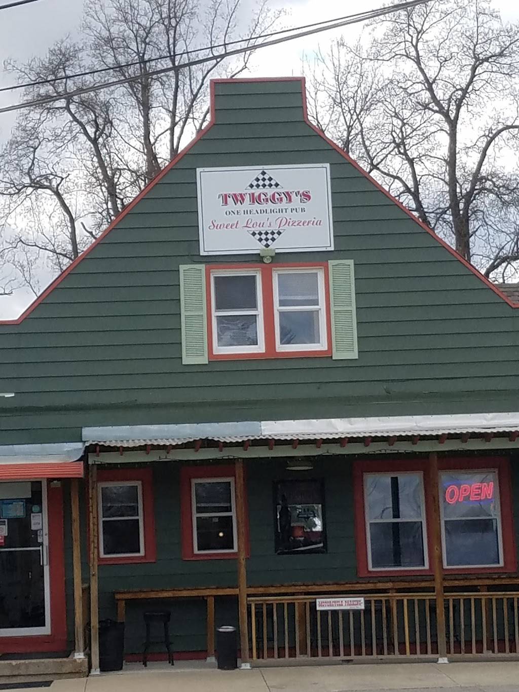 Twiggy’s One Headlight Pub | restaurant | 8567 Wabash Ave, Terre Haute, IN 47803, USA | 8128776776 OR +1 812-877-6776