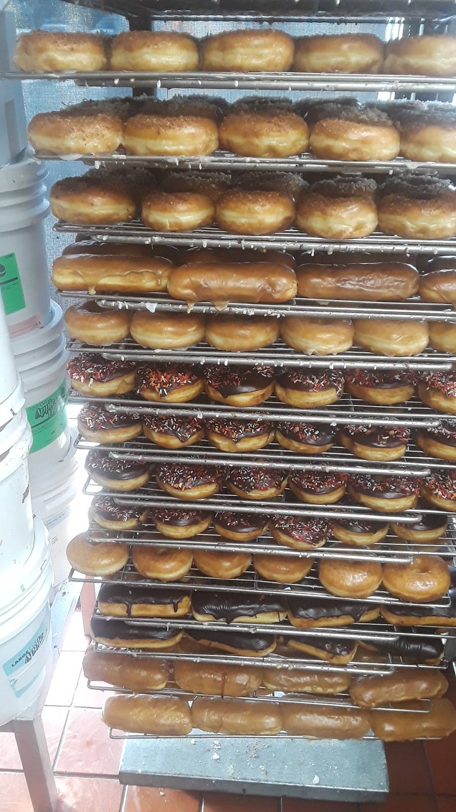 Yum Yum Donuts | cafe | 13501 Hubbard St, Sylmar, CA 91342, USA | 8183679800 OR +1 818-367-9800