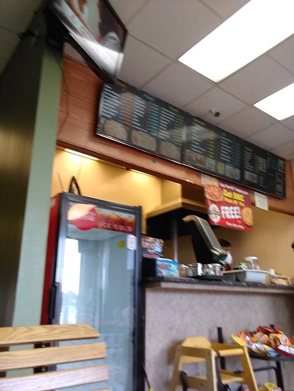 Singas Famous Pizza | restaurant | 2500 Central Park Ave, Yonkers, NY 10710, USA | 9149612611 OR +1 914-961-2611