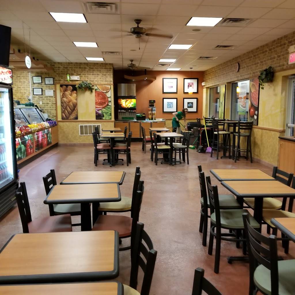 Subway Restaurants | restaurant | 445 E Linn St, Canton, IL 61520, USA | 3096474009 OR +1 309-647-4009