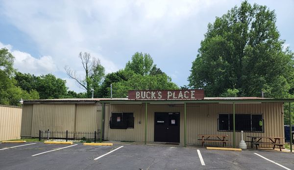 Bucks Place | restaurant | 7658 Woodstock Cuba Rd, Millington, TN 38053, USA | 9018761277 OR +1 901-876-1277