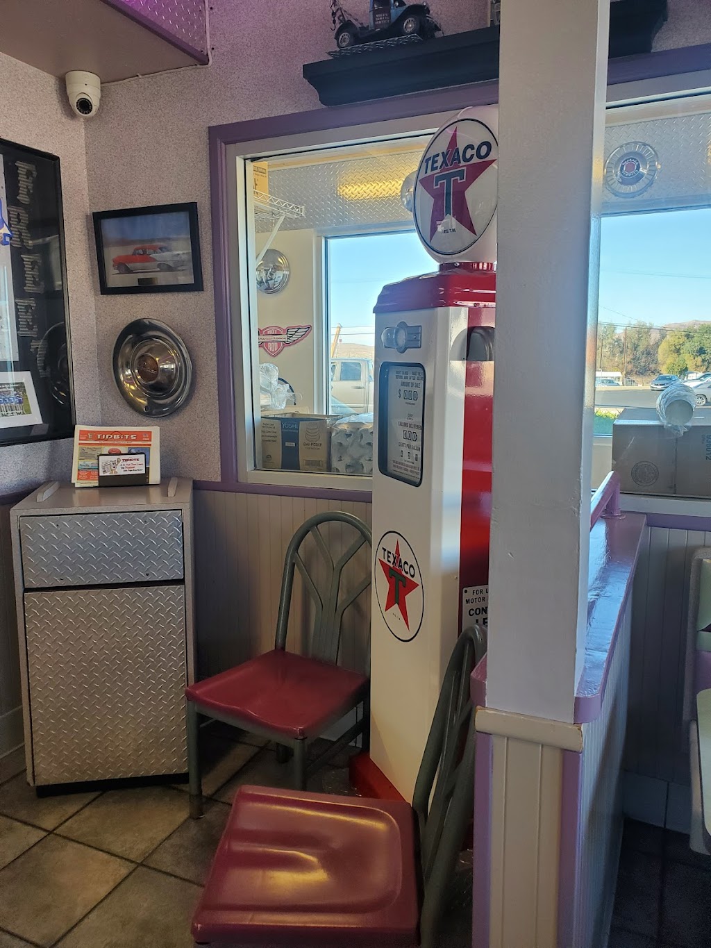 Fosters Freeze | restaurant | 1580 Main St, Barstow, CA 92311, USA | 7602568842 OR +1 760-256-8842