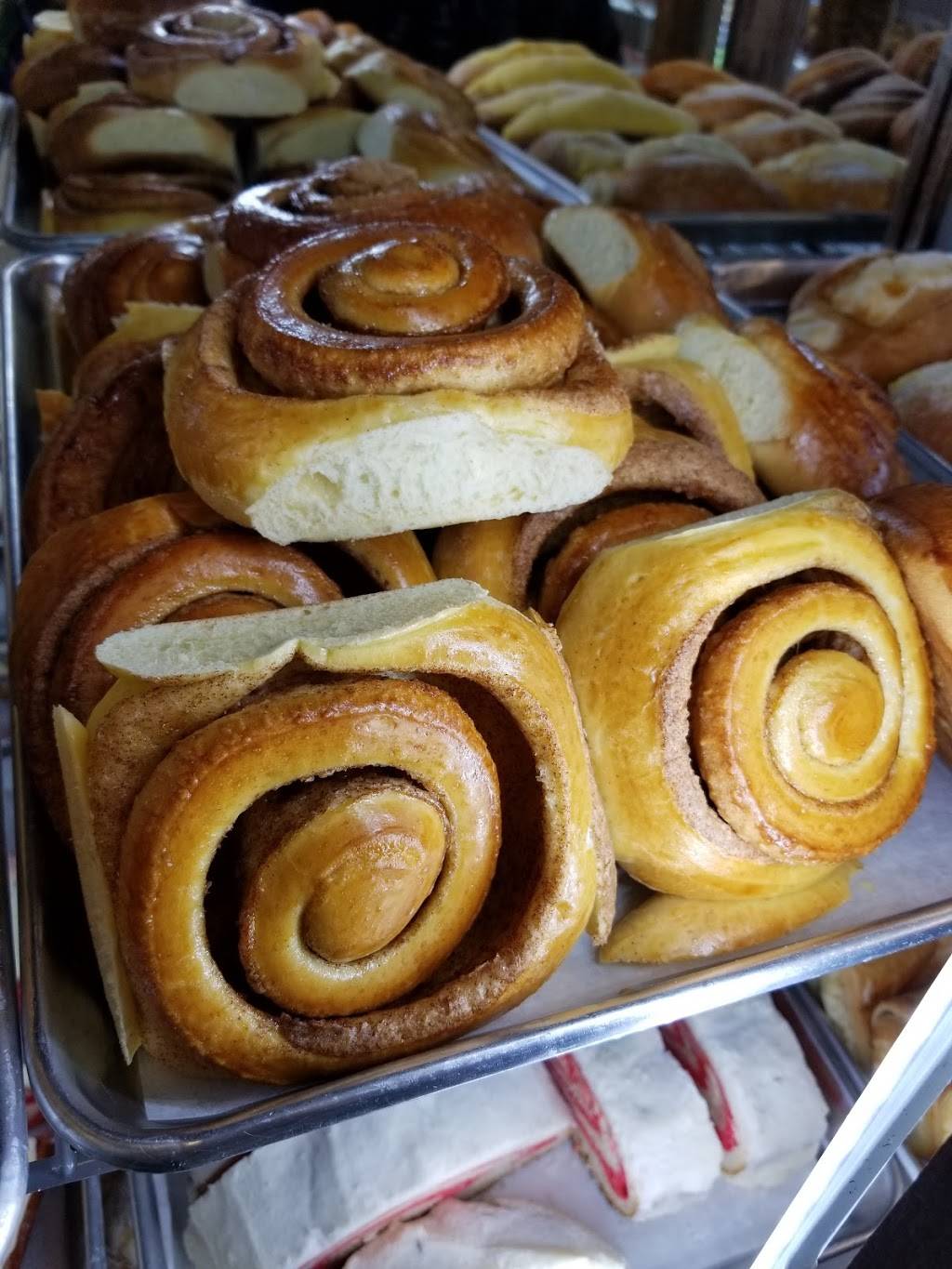 Monarca Panaderia y Pasteleria | bakery | 4407 N Kimball Ave, Chicago, IL 60618, USA | 8722085428 OR +1 872-208-5428