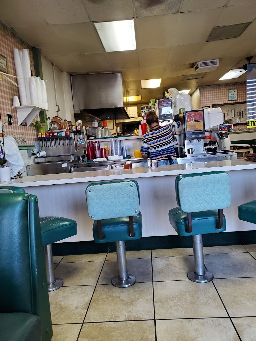 Mollies Kountry Kitchen | restaurant | 16727 Bear Valley Rd, Hesperia, CA 92345, USA | 7609493031 OR +1 760-949-3031