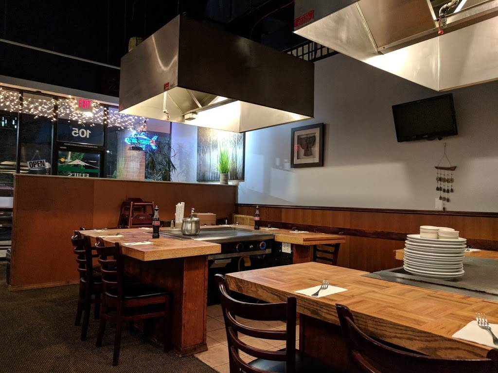 Fujis Grill & Sushi | restaurant | 305 SE Chkalov Dr # 105, Vancouver, WA 98683, USA | 3608964899 OR +1 360-896-4899