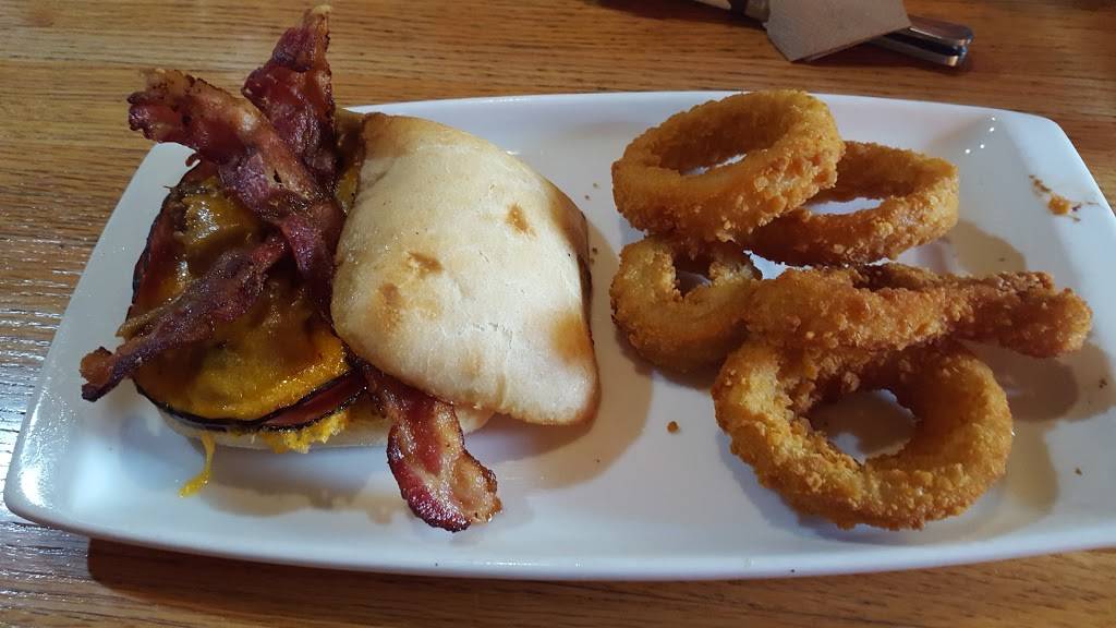 Applebees Grill + Bar | restaurant | 1267 Capitol Dr, Pewaukee, WI 53072, USA | 2626912060 OR +1 262-691-2060