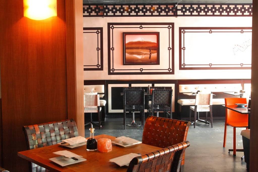 Coast Sushi Bar | restaurant | 2045 N Damen Ave, Chicago, IL 60647, USA | 7732355775 OR +1 773-235-5775