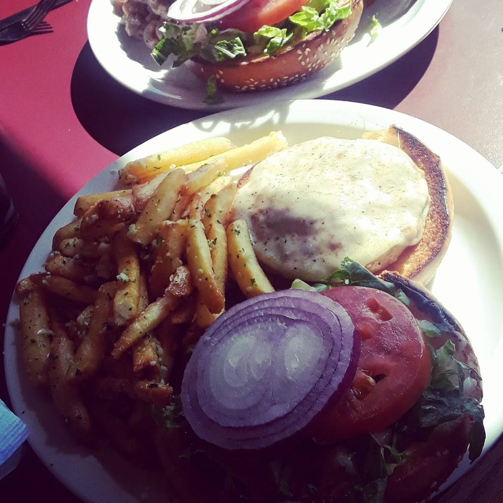 Mikes At The Crossroads | restaurant | 2109, 840 Petaluma Blvd N, Petaluma, CA 94952, USA | 7077788222 OR +1 707-778-8222