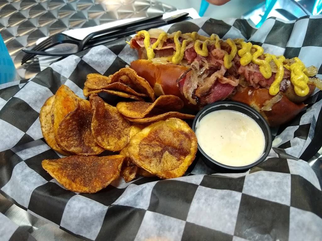 Graffiti Dogs | restaurant | 1002 10th St, Modesto, CA 95354, USA | 2092389990 OR +1 209-238-9990