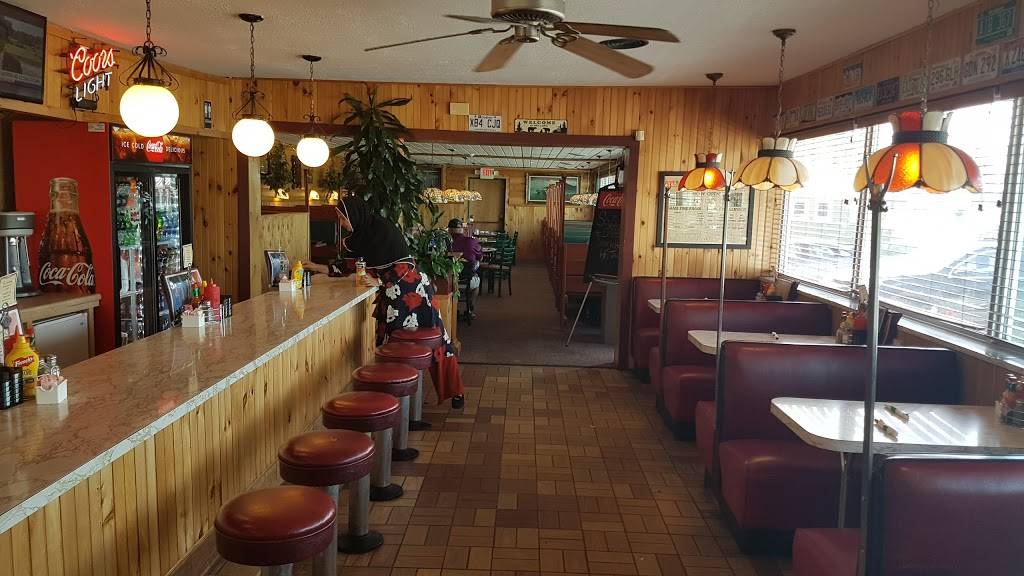 Gus Red Hots | restaurant | 5 Commodore Thomas MacDonough Hwy, Plattsburgh, NY 12901, USA | 5185613711 OR +1 518-561-3711