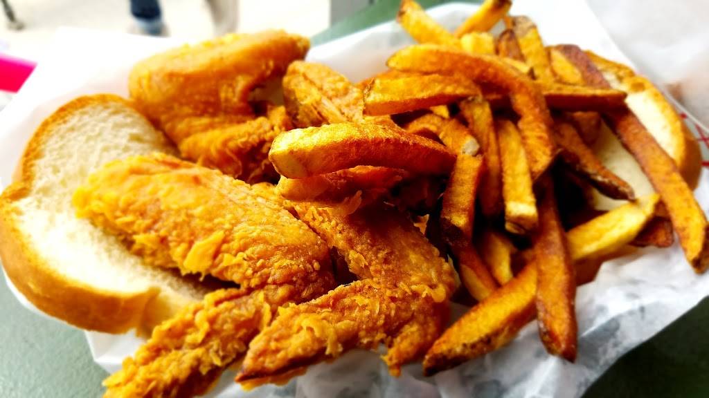 Ms. Ts Southern Fried Chicken | meal takeaway | 3343 N Broadway, Chicago, IL 60657, USA | 7737282500 OR +1 773-728-2500