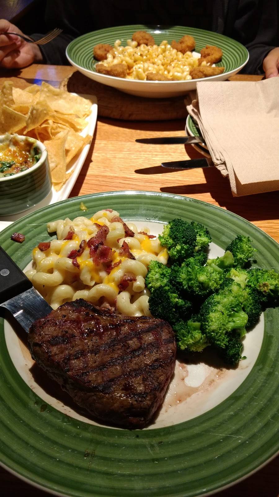 Applebees Grill + Bar | restaurant | 4406 W Wendover Ave, Greensboro, NC 27407, USA | 3362995565 OR +1 336-299-5565