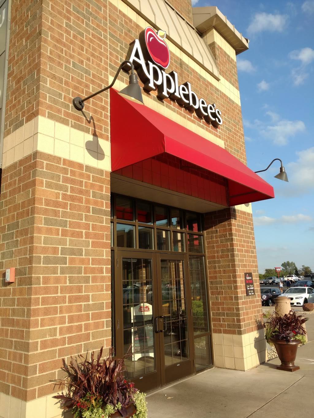 Applebees Grill + Bar | restaurant | 3500 Vicksburg Ln N STE 100, Plymouth, MN 55447, USA | 7635531776 OR +1 763-553-1776