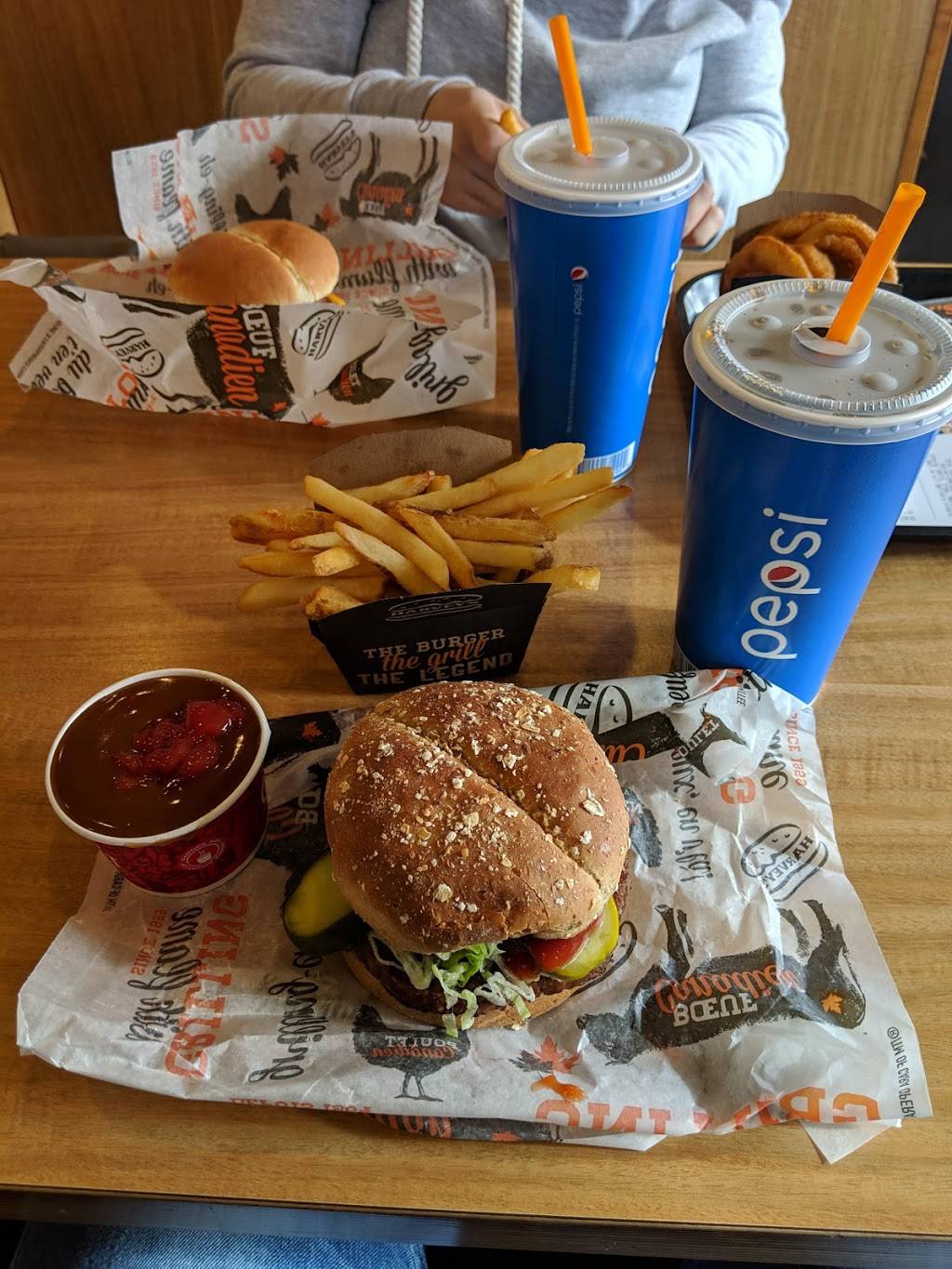 Harveys | restaurant | 85 Barrie View Dr, Barrie, ON L4N 8V4, Canada | 7057330791 OR +1 705-733-0791