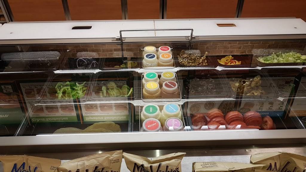 Subway | meal takeaway | 19466 Yonge St, Holland Landing, ON L9N 1L7, Canada | 9052356122 OR +1 905-235-6122