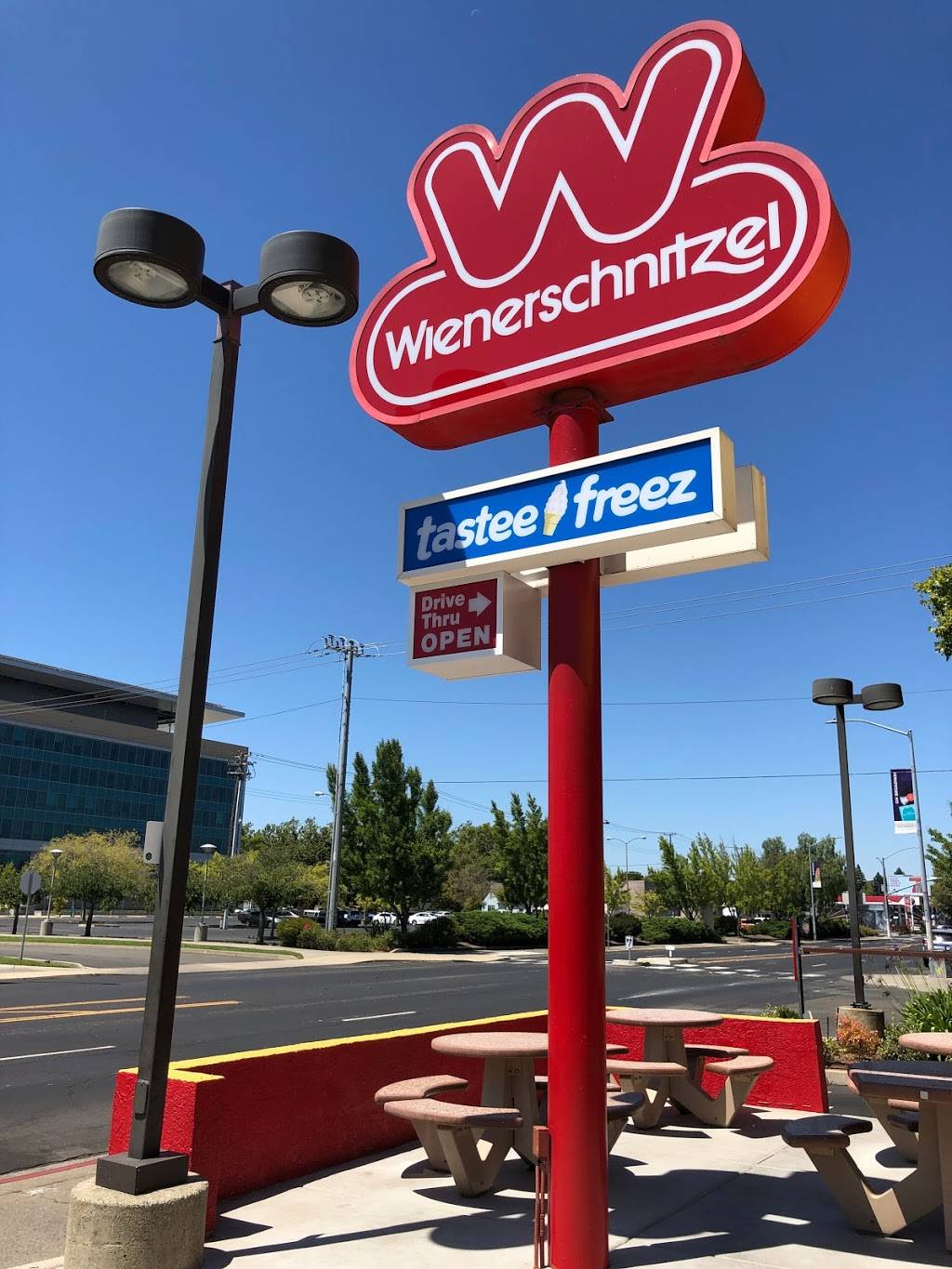 Wienerschnitzel | restaurant | 2501 Broadway, Sacramento, CA 95818, USA | 9164579925 OR +1 916-457-9925