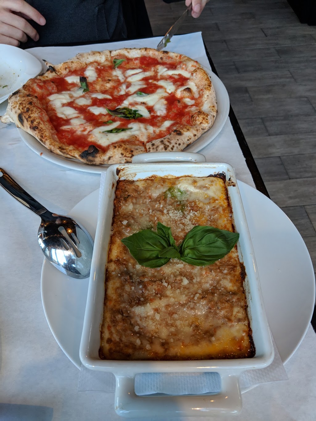 Munno Pizzeria & Bistro | restaurant | 4656 N Clark St, Chicago, IL 60640, USA | 7739427575 OR +1 773-942-7575