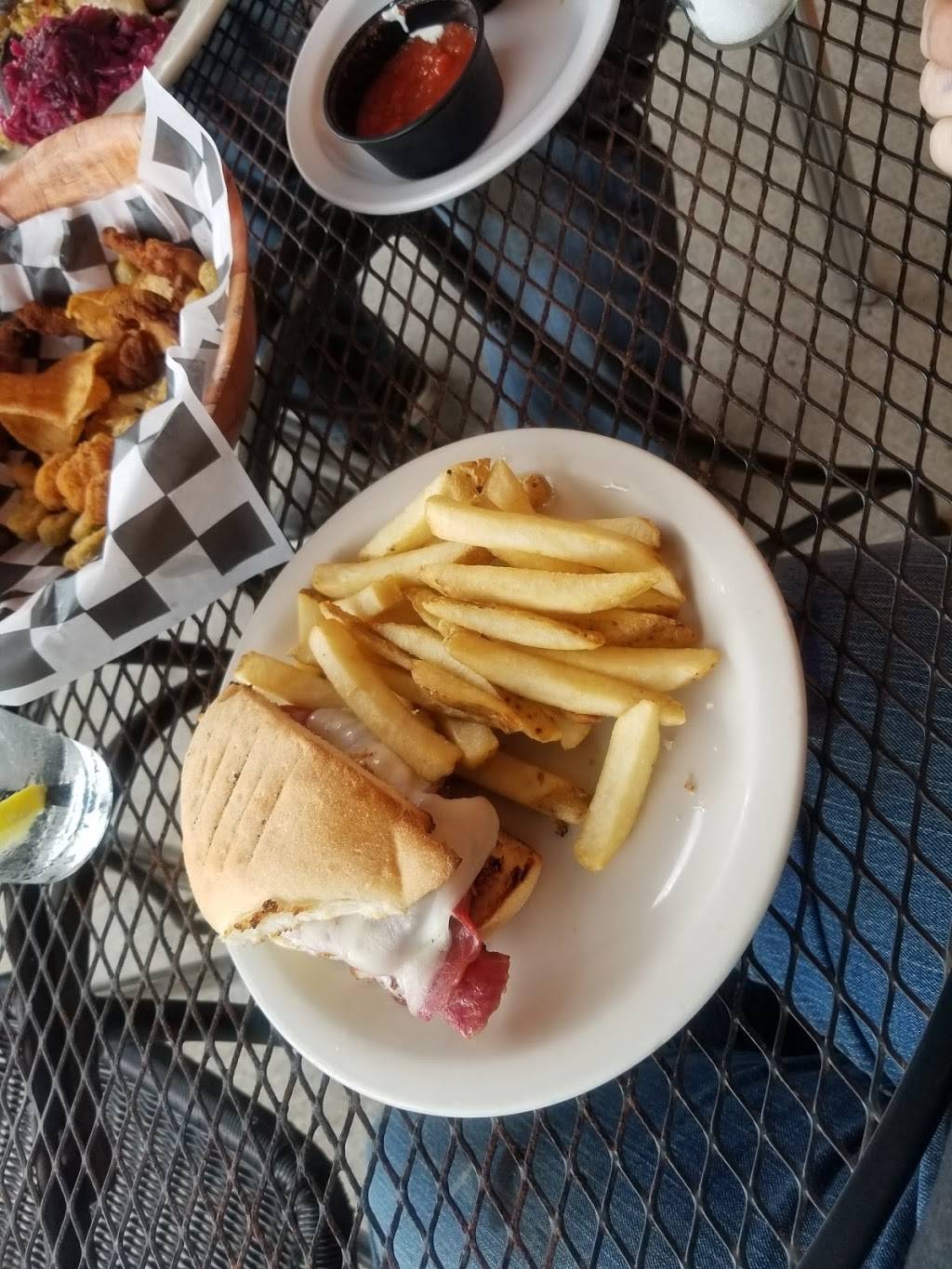 Wurst Haus | restaurant | 102 This Way, Lake Jackson, TX 77566, USA | 9792973003 OR +1 979-297-3003