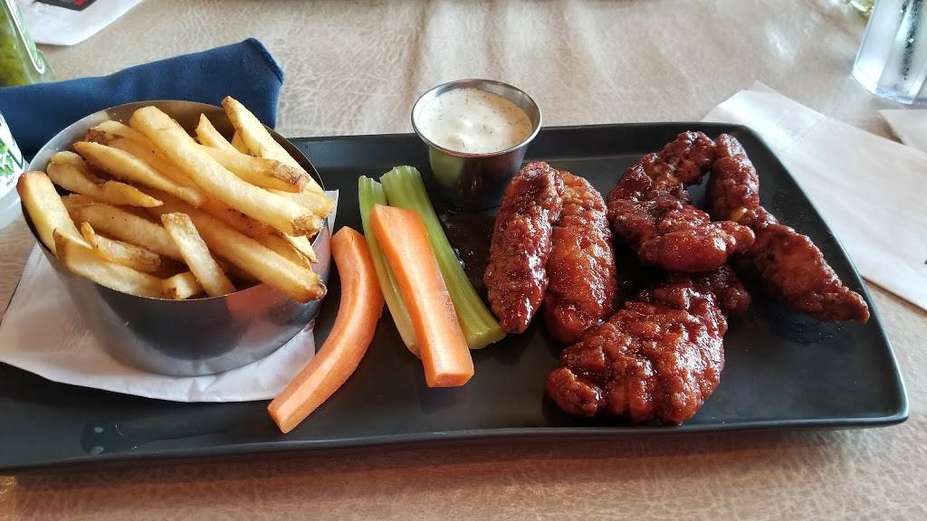 Shoeless Joes Sports Grill | restaurant | 17 McPherson Dr, Napanee, ON K7R 3L1, Canada | 6133545558 OR +1 613-354-5558