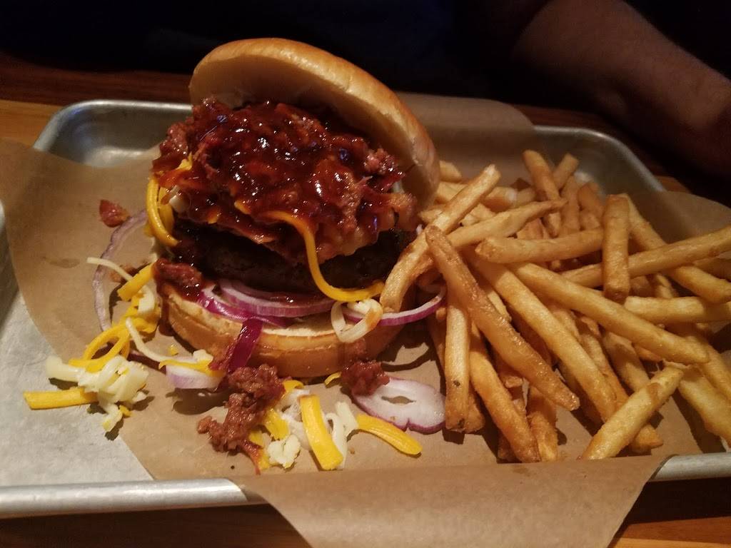 BJs Restaurant & Brewhouse | restaurant | 9960 University Plaza Dr, Fort Myers, FL 33913, USA | 2392045760 OR +1 239-204-5760