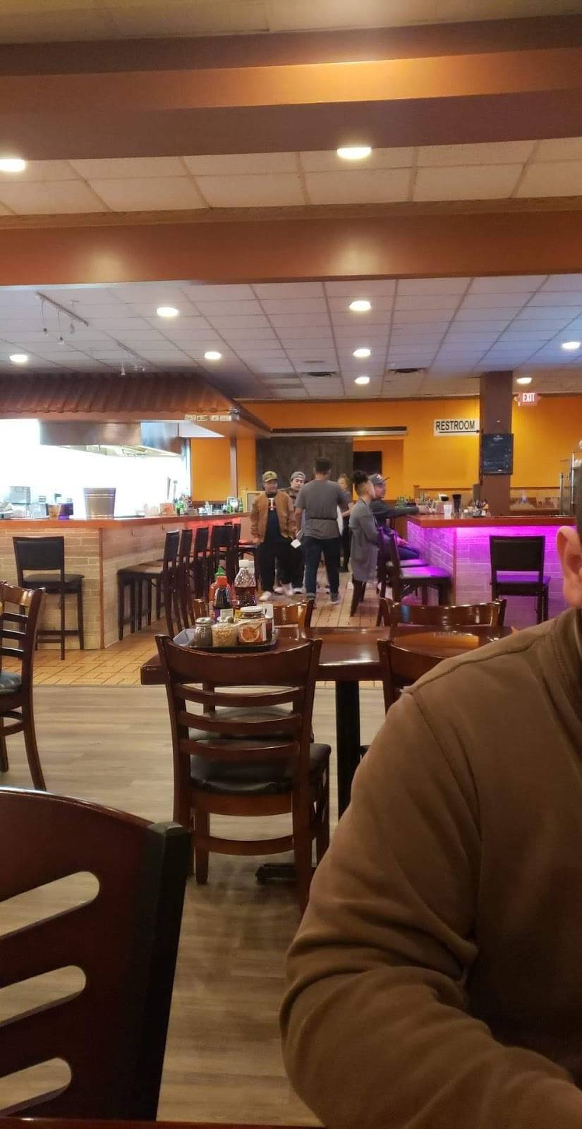 Cups and Cheers International Sports Bar Restaurant | restaurant | 1626 White Bear Ave, St Paul, MN 55106, USA | 6513308614 OR +1 651-330-8614