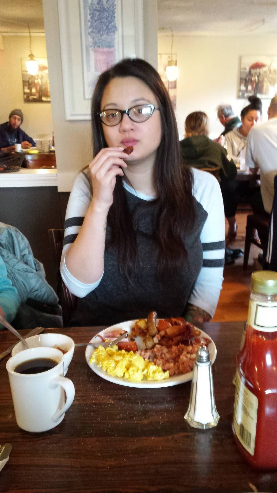 Chantilly’s Restaurant & Pub | restaurant | 1112 Hooksett Rd, Hooksett, NH 03106, USA | 6036250012 OR +1 603-625-0012