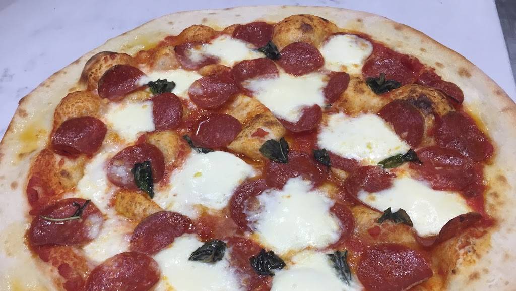 Lilys Pizza & Pasta | restaurant | 1107 Lorne Park Rd Unit 5, Mississauga, ON L5H 3A1, Canada | 9059902676 OR +1 905-990-2676