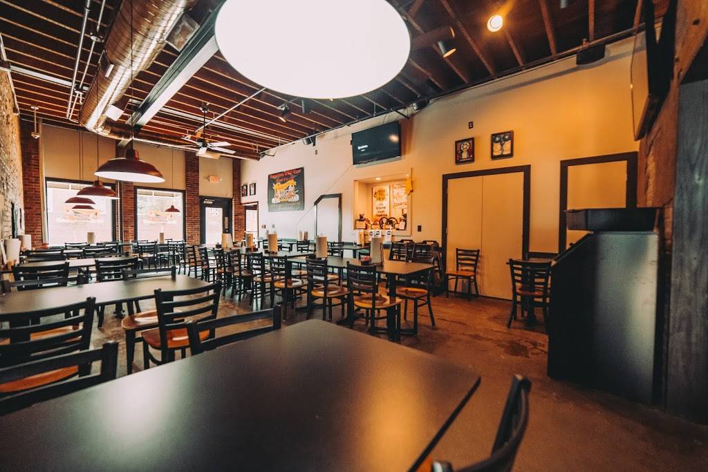 Jousting Pigs BBQ | restaurant | 110 E Kansas St, Liberty, MO 64068, USA | 8167027555 OR +1 816-702-7555