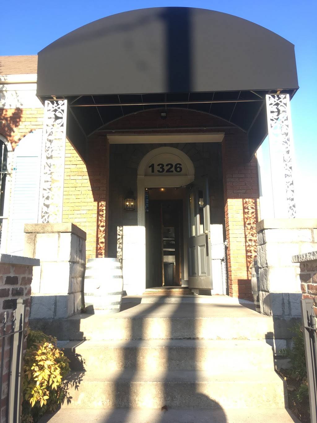 Smokehouse on Sixth | restaurant | 1318 6th Ave N, Nashville, TN 37208, USA | 6159537846 OR +1 615-953-7846