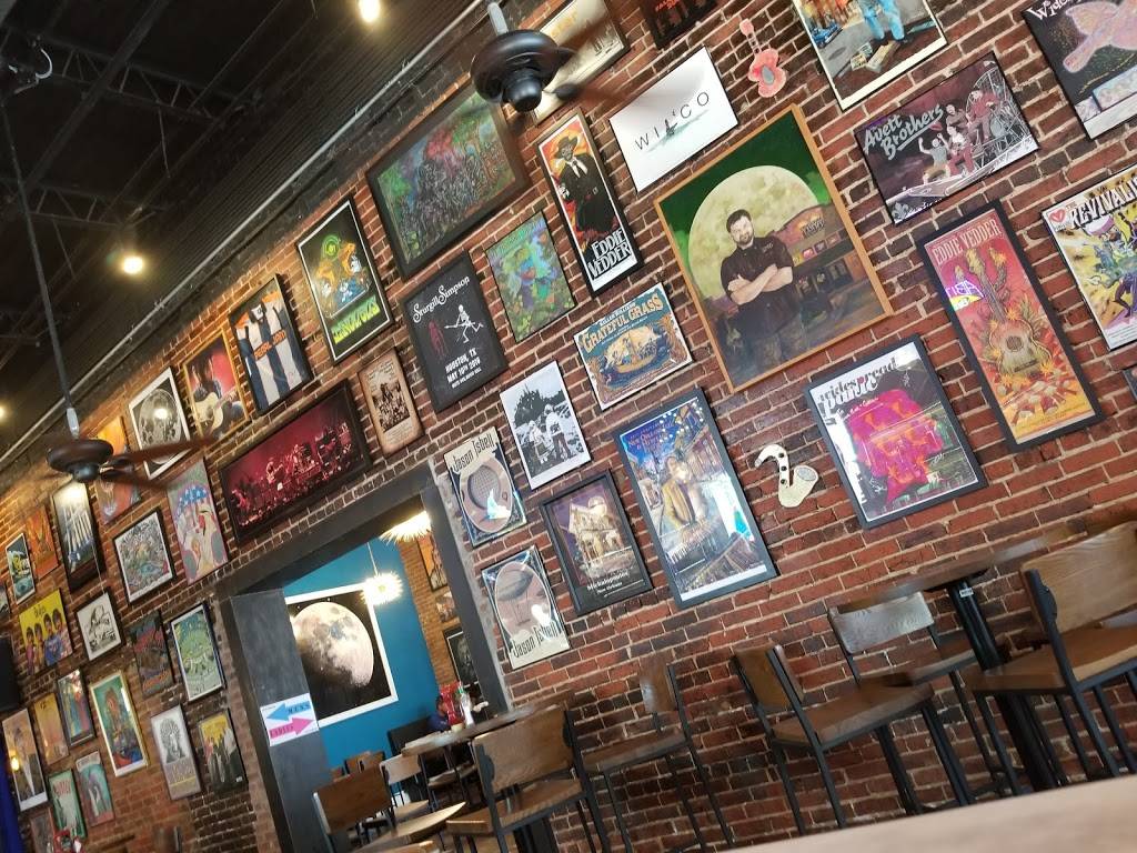 Luna Bar & Grill | restaurant | 719 Ryan St, Lake Charles, LA 70601, USA | 3374945862 OR +1 337-494-5862