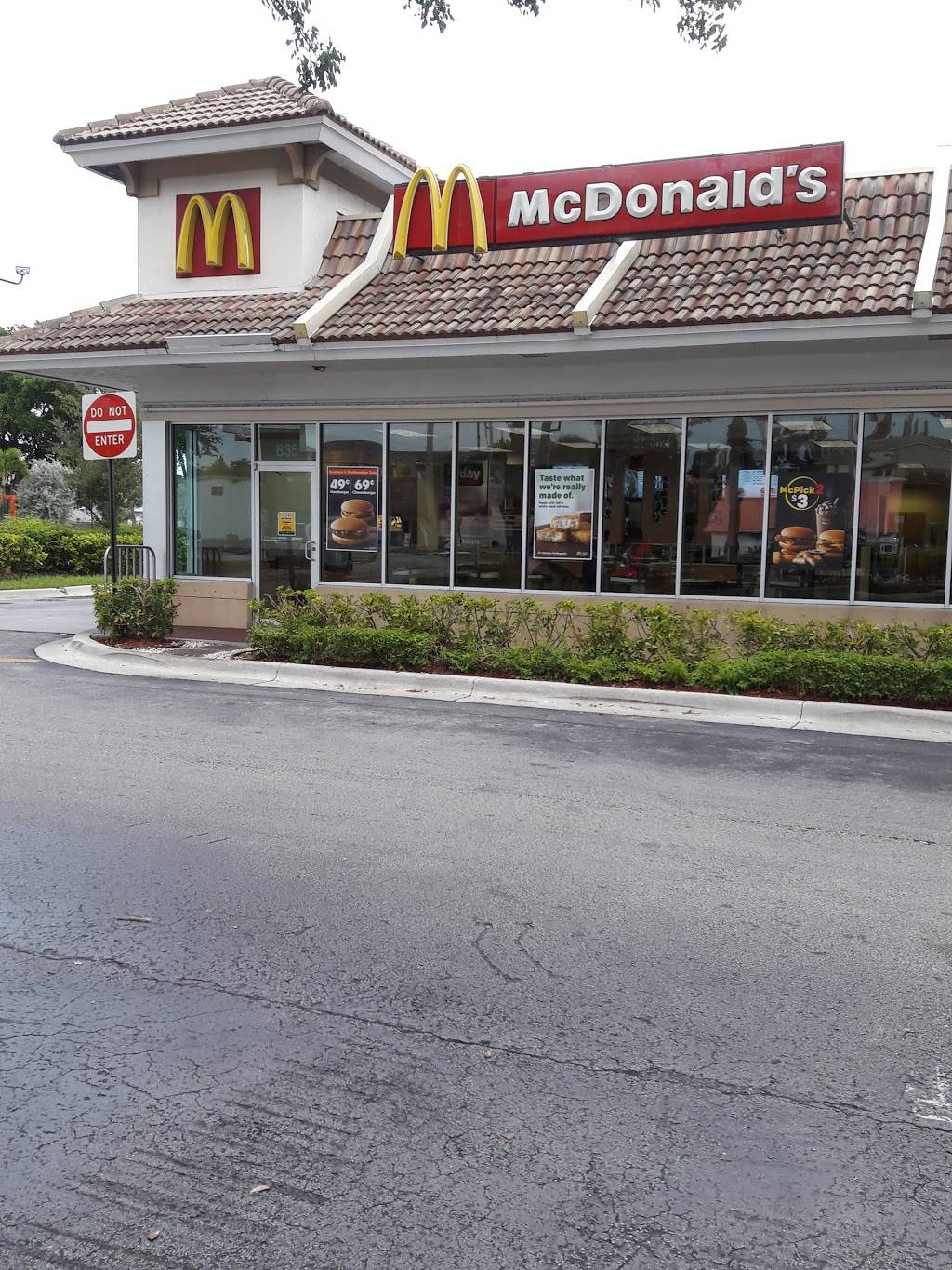 McDonalds | cafe | 835 W Hallandale Beach Blvd, Hallandale Beach, FL 33009, USA | 9544577415 OR +1 954-457-7415
