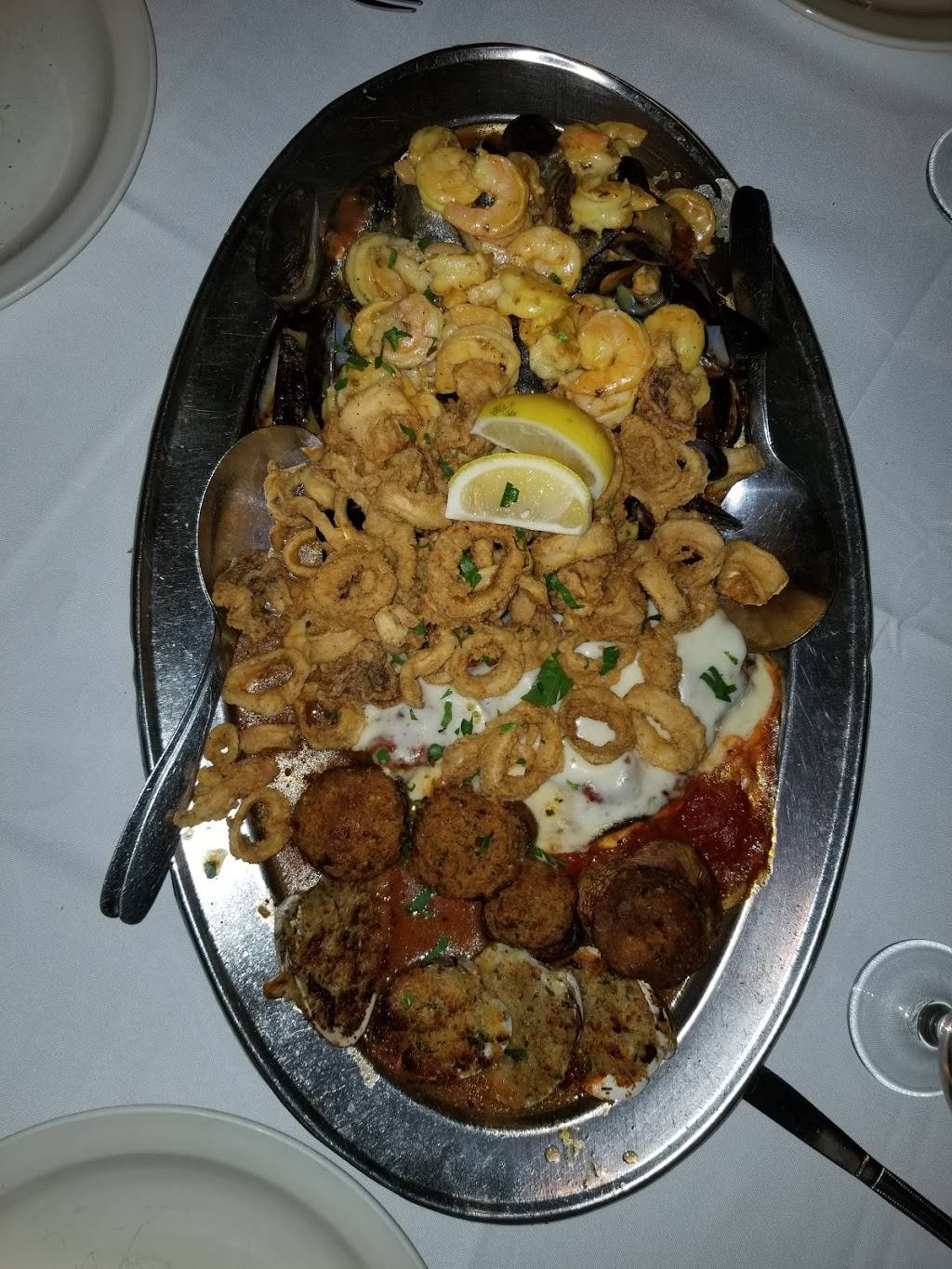 La Famiglia | restaurant | 90 W Main St, Babylon, NY 11702, USA | 6316610101 OR +1 631-661-0101