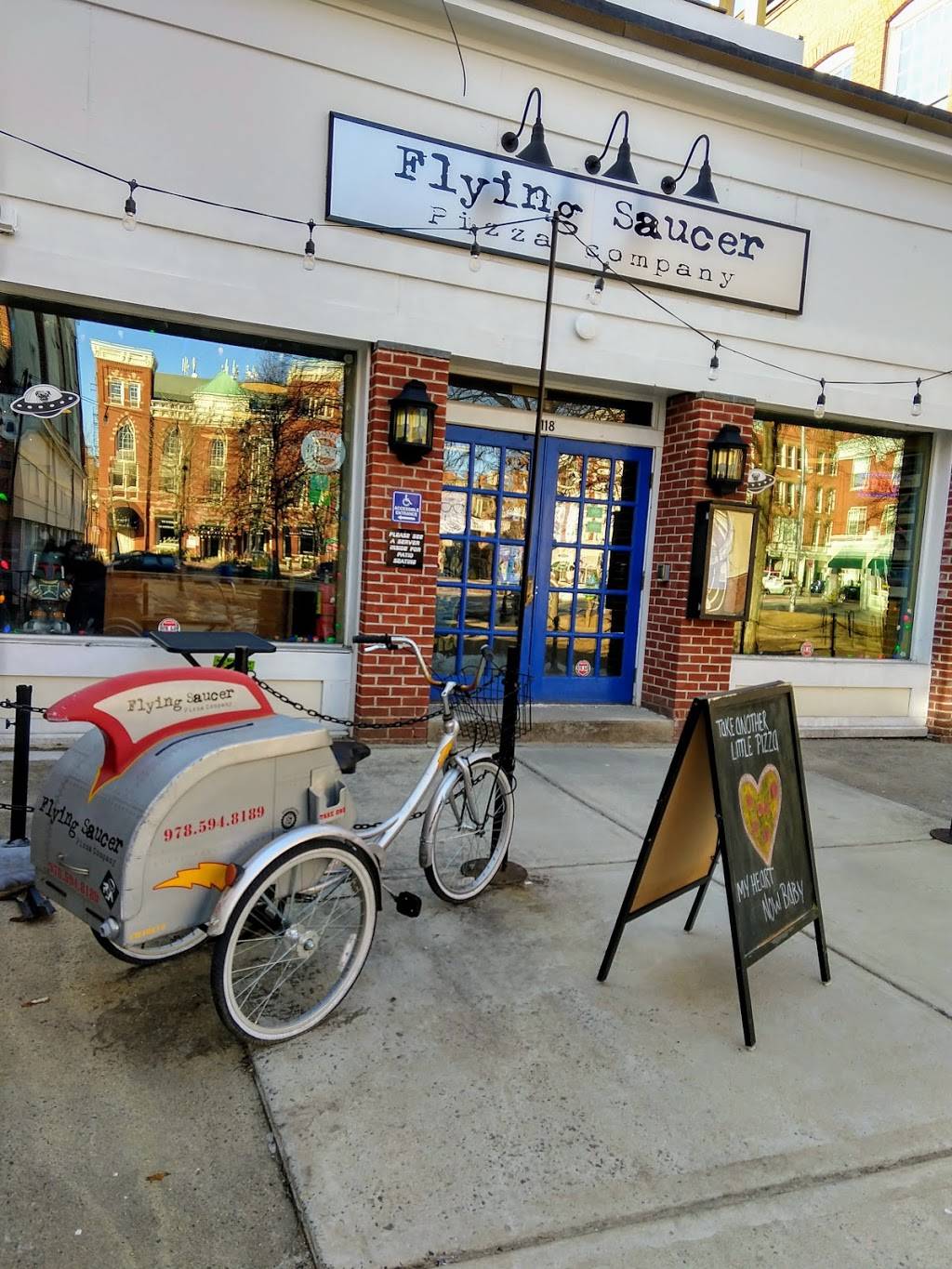 Flying Saucer Pizza Company | restaurant | 118 Washington St, Salem, MA 01970, USA | 9785948189 OR +1 978-594-8189