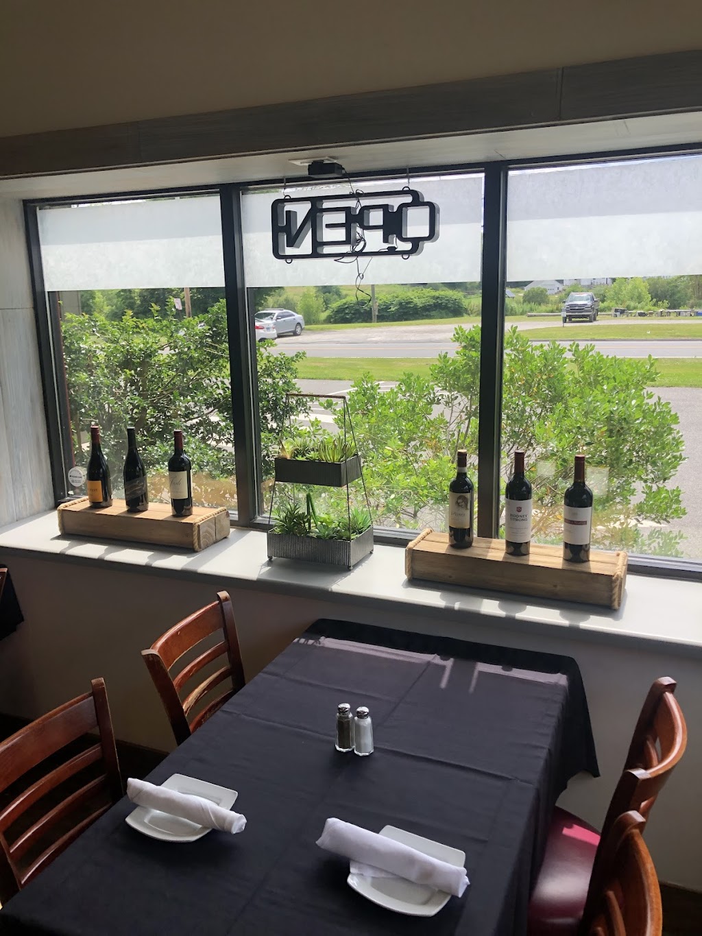 Finellis restaurant and bar | restaurant | 5 Watertown Rd, Morris, CT 06763, USA | 8603616055 OR +1 860-361-6055