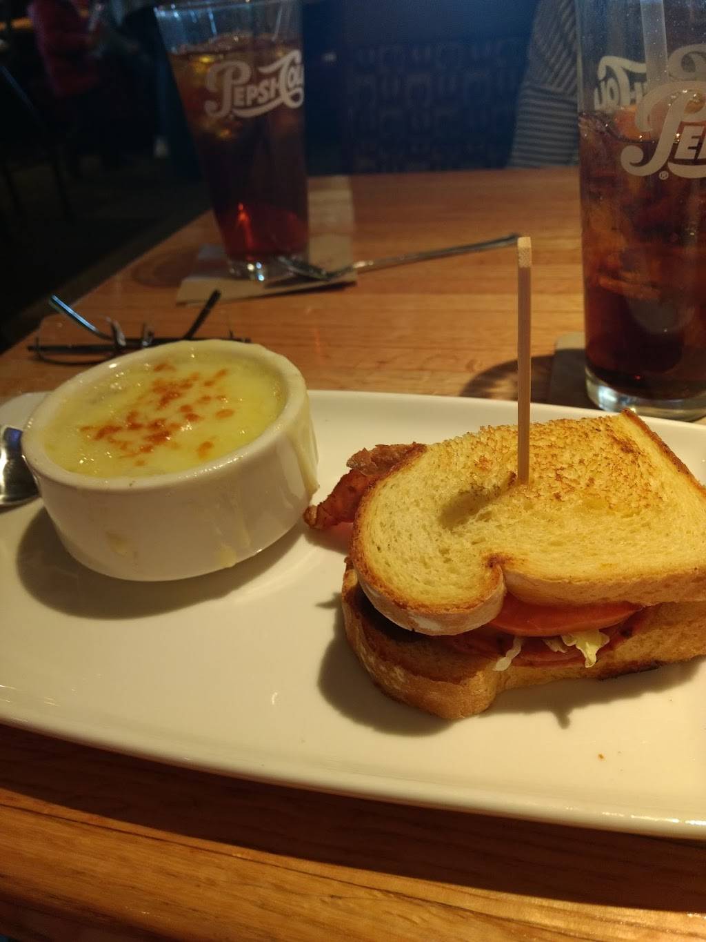 Applebees Grill + Bar | restaurant | 900 Lew Dewitt Blvd, Waynesboro, VA 22980, USA | 5409497300 OR +1 540-949-7300