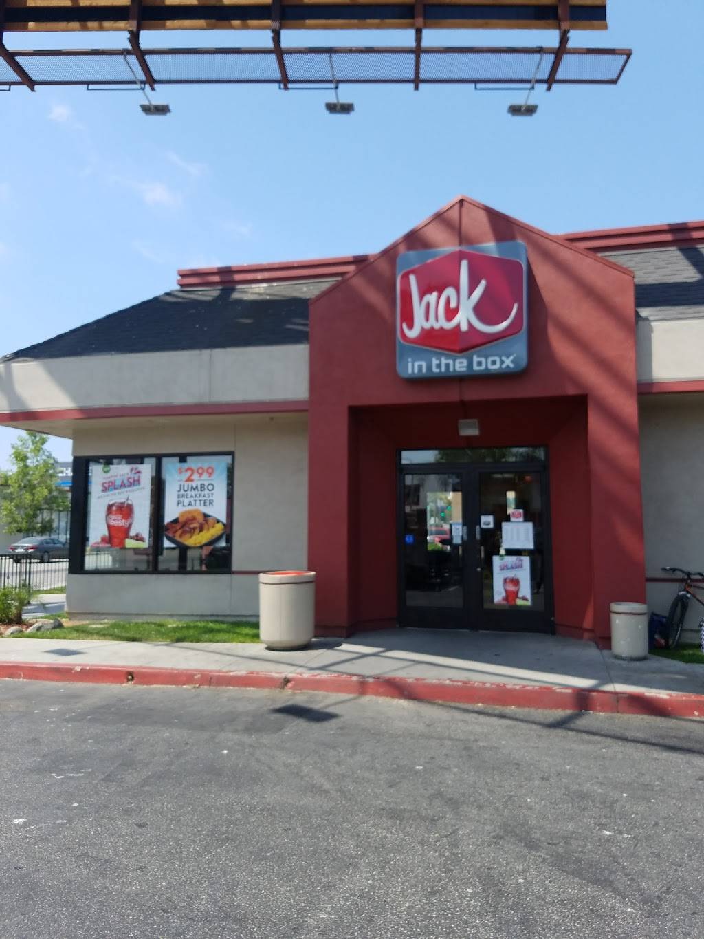 Jack in the Box | restaurant | 20037 Ventura Blvd, Woodland Hills, CA 91364, USA | 8188879339 OR +1 818-887-9339