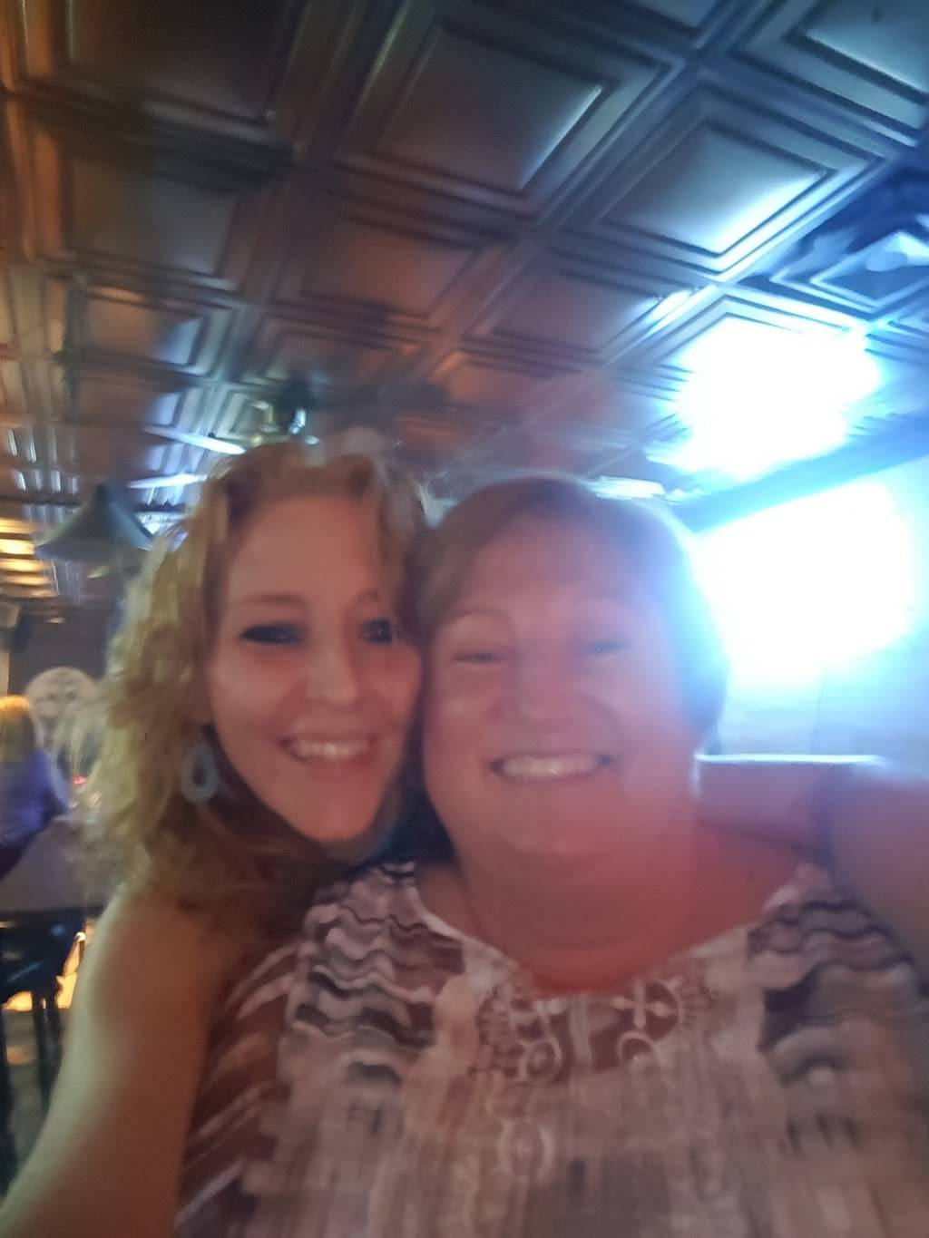 Pendletons Pub and Pizza King | restaurant | 101 N High St, West Lebanon, IN 47991, USA | 7658934444 OR +1 765-893-4444