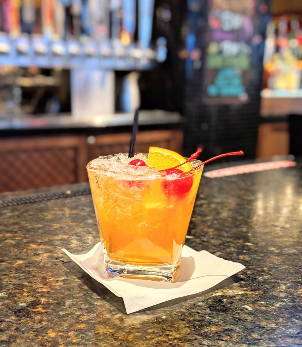 Bar Louie | night club | 320 23rd St S, Arlington, VA 22202, USA | 5713027420 OR +1 571-302-7420