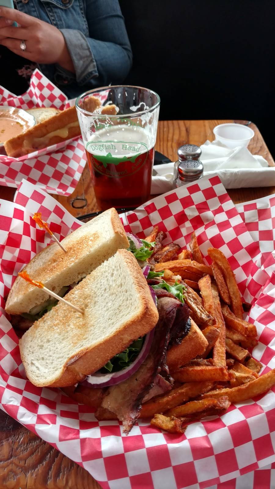 PaveMint Taphouse and Grill | restaurant | 9 S Commerce Ave, Front Royal, VA 22630, USA | 5402524707 OR +1 540-252-4707