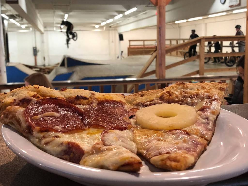 Schmizza Pub & Grub | restaurant | 2700 NE 82nd Ave, Portland, OR 97220, USA | 5032579992 OR +1 503-257-9992