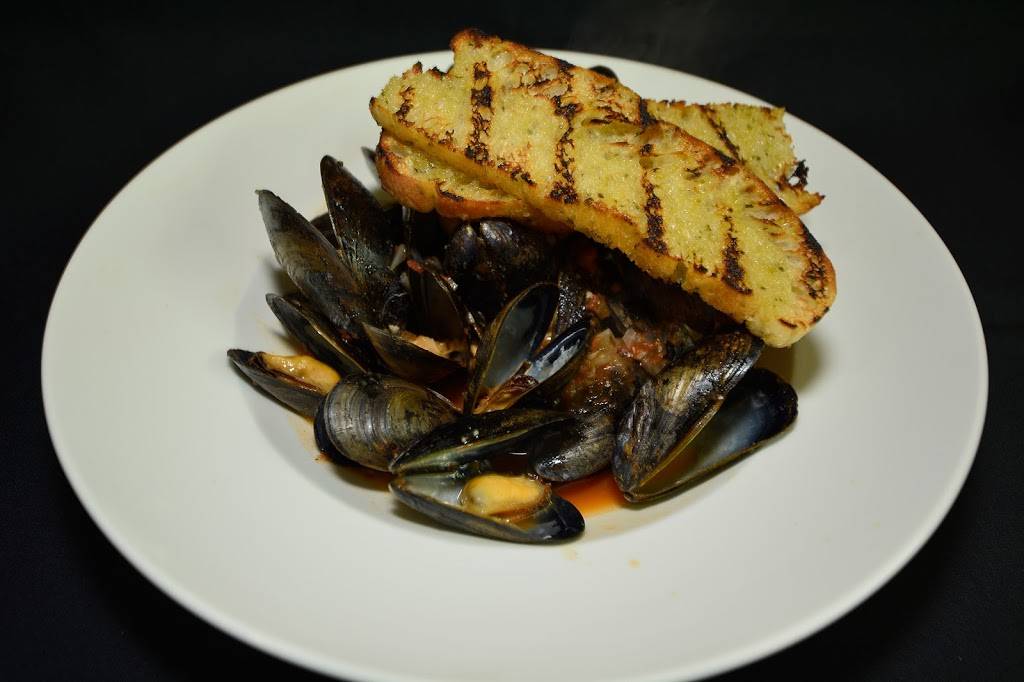 The Corner House Bistro | restaurant | 240 Church St, Keswick, ON L4P 3C9, Canada | 9054764800 OR +1 905-476-4800