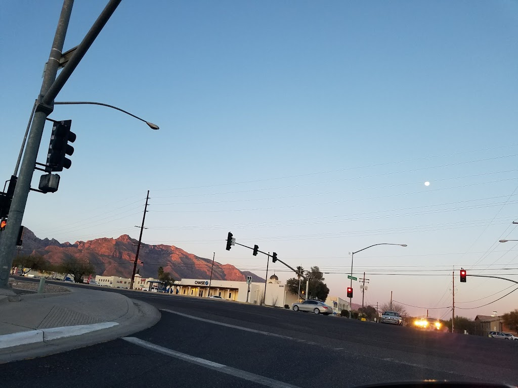 Starbucks | cafe | 6001 N Oracle Rd, Tucson, AZ 85704, USA | 5205750241 OR +1 520-575-0241